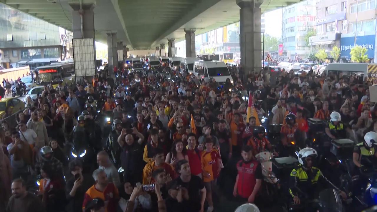 Video thumbnail for Türkiye: Thousands celebrate Galatasaray's Turkish Super Lig title in Istanbul (2).