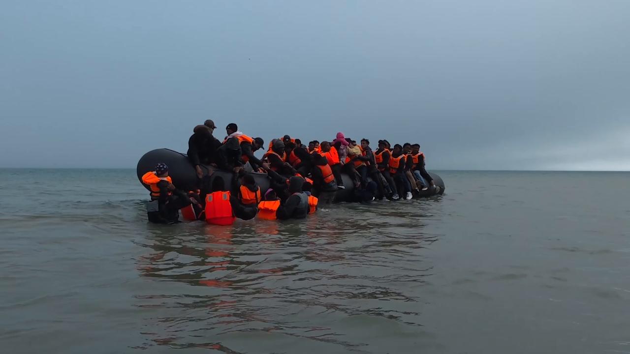 Video thumbnail for France: Migrants attempt English Channel crossing at Wissant near Calais.