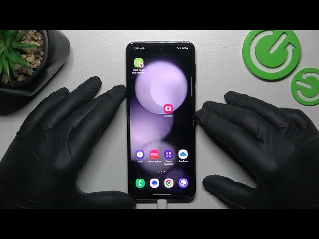 Video thumbnail for How to Connect Headphones on Samsung Galaxy Flip5 – Plug In Headphones