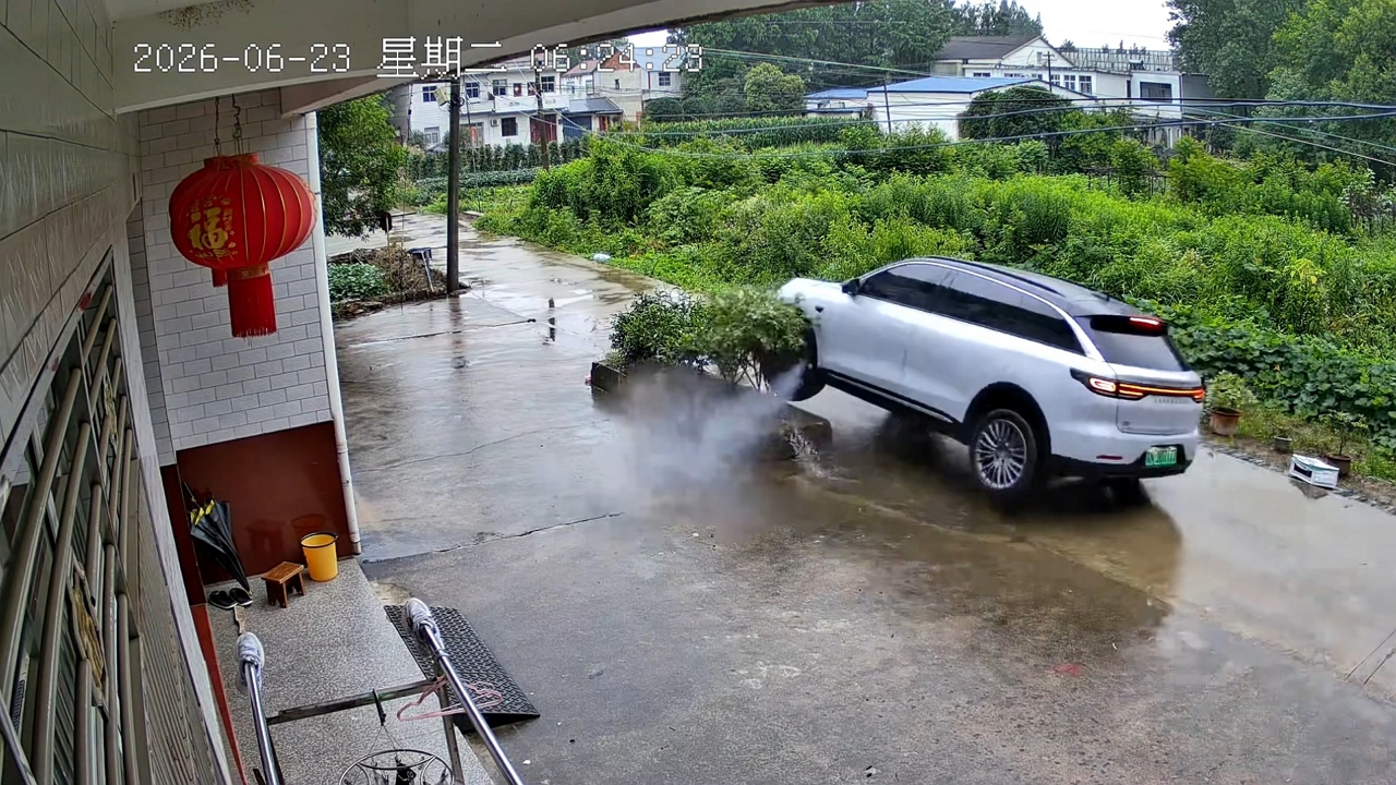 Video thumbnail for SUV Tire Bursts After Hitting Raised Garden Bed in China
