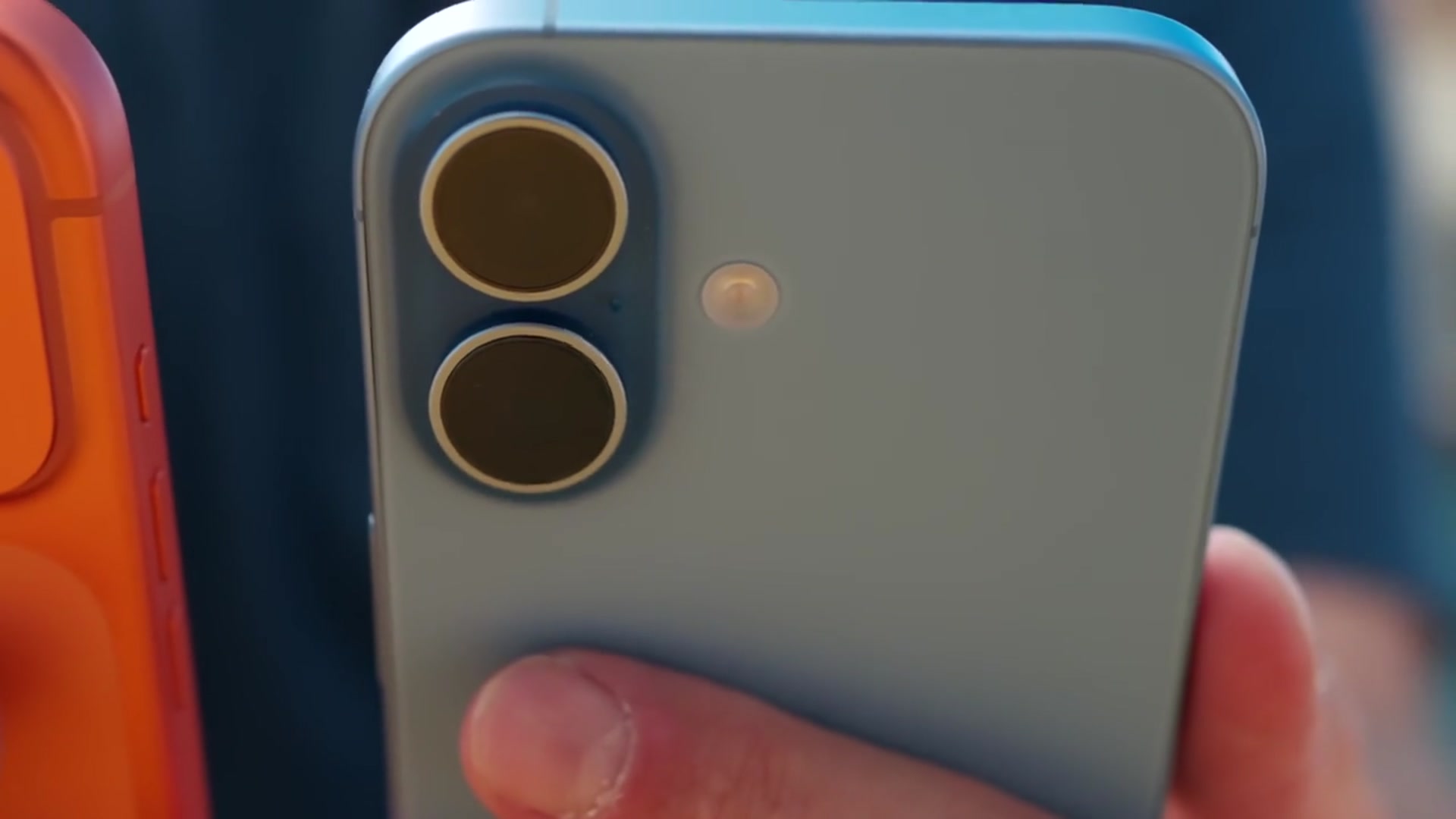 'Video thumbnail for Don't make a mistake! iPhone 17 Pro vs iPhone 17'