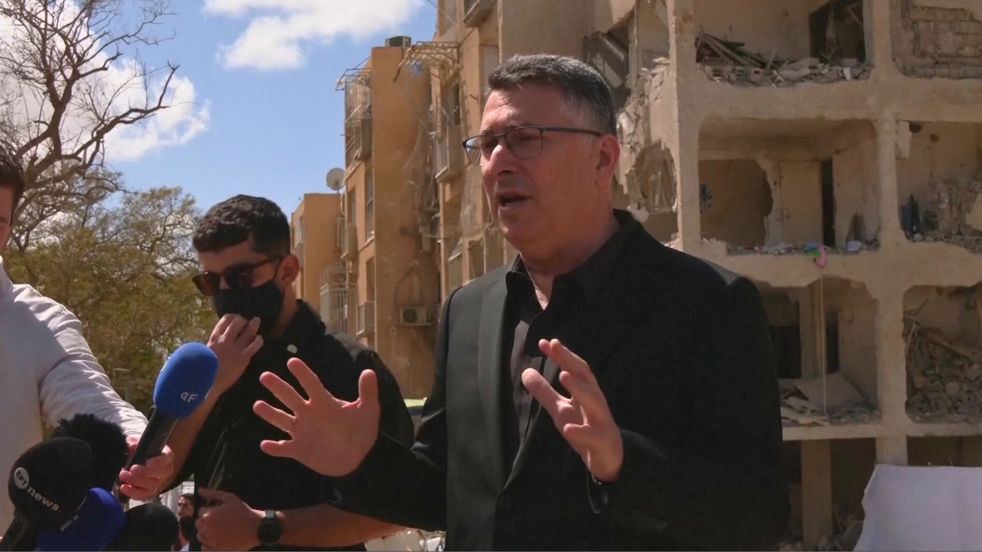 Video thumbnail for Israeli FM Gideon Saar accuses Iran of committing war crimes with missile strikes