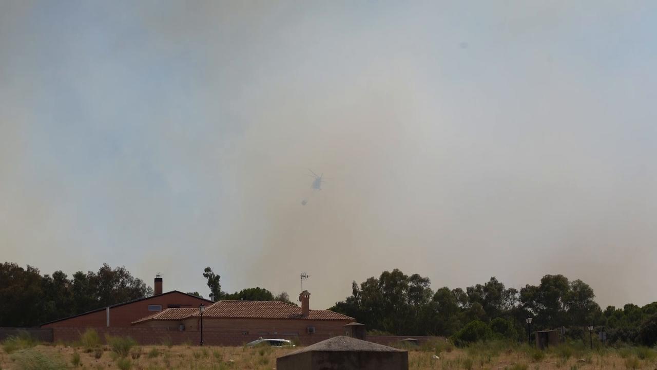 Video thumbnail for Spain: Firefighters battle wildfire in Spain's Aldea del Fresno.
