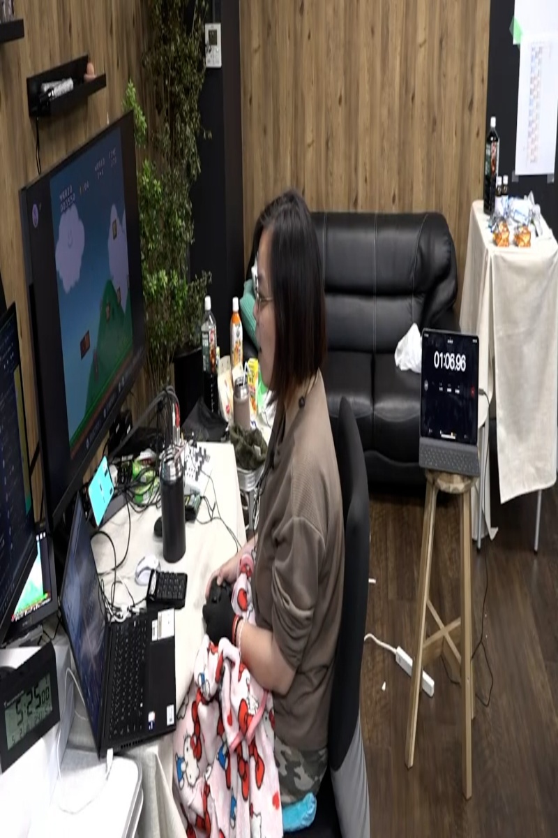 Video thumbnail for Longest videogame marathon playing Super Mario games - 60 hours 17 minutes and 58 seconds by Audrey Mina