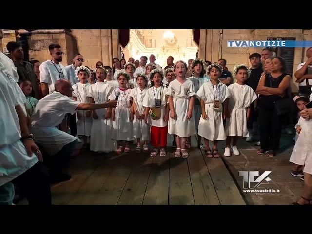 Video thumbnail for Adrano. Tenero momento prima del rientro del fercolo di San Nicolò nella sua chiesa. Tutti gli “Ange