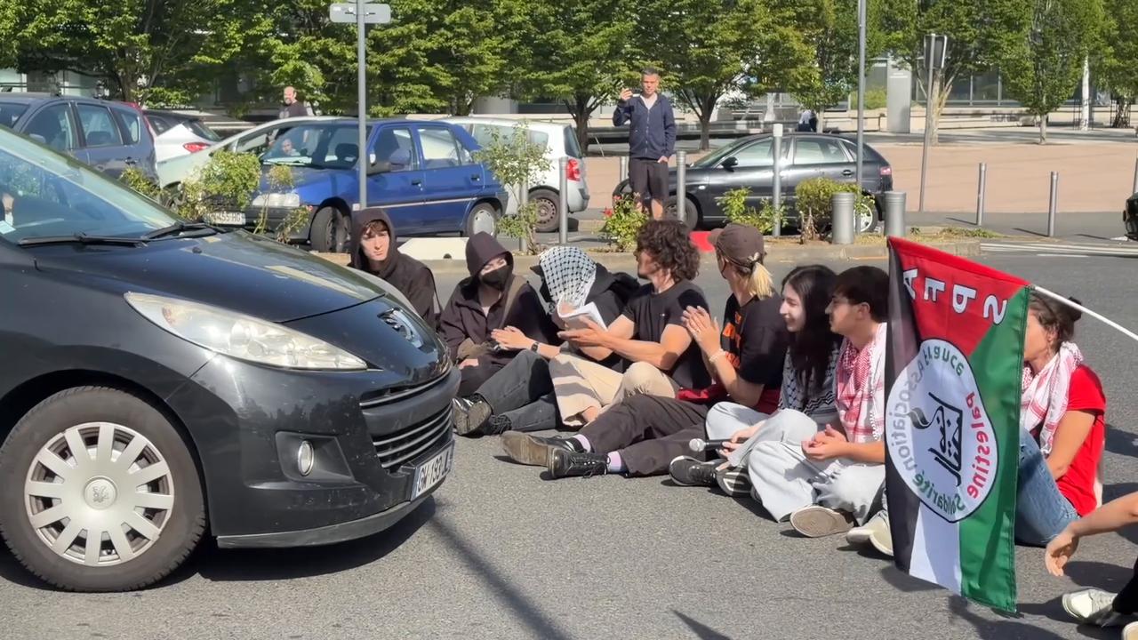Video thumbnail for France: Protesters block roads over Israeli participation in Paris Eurosatory exhibition.
