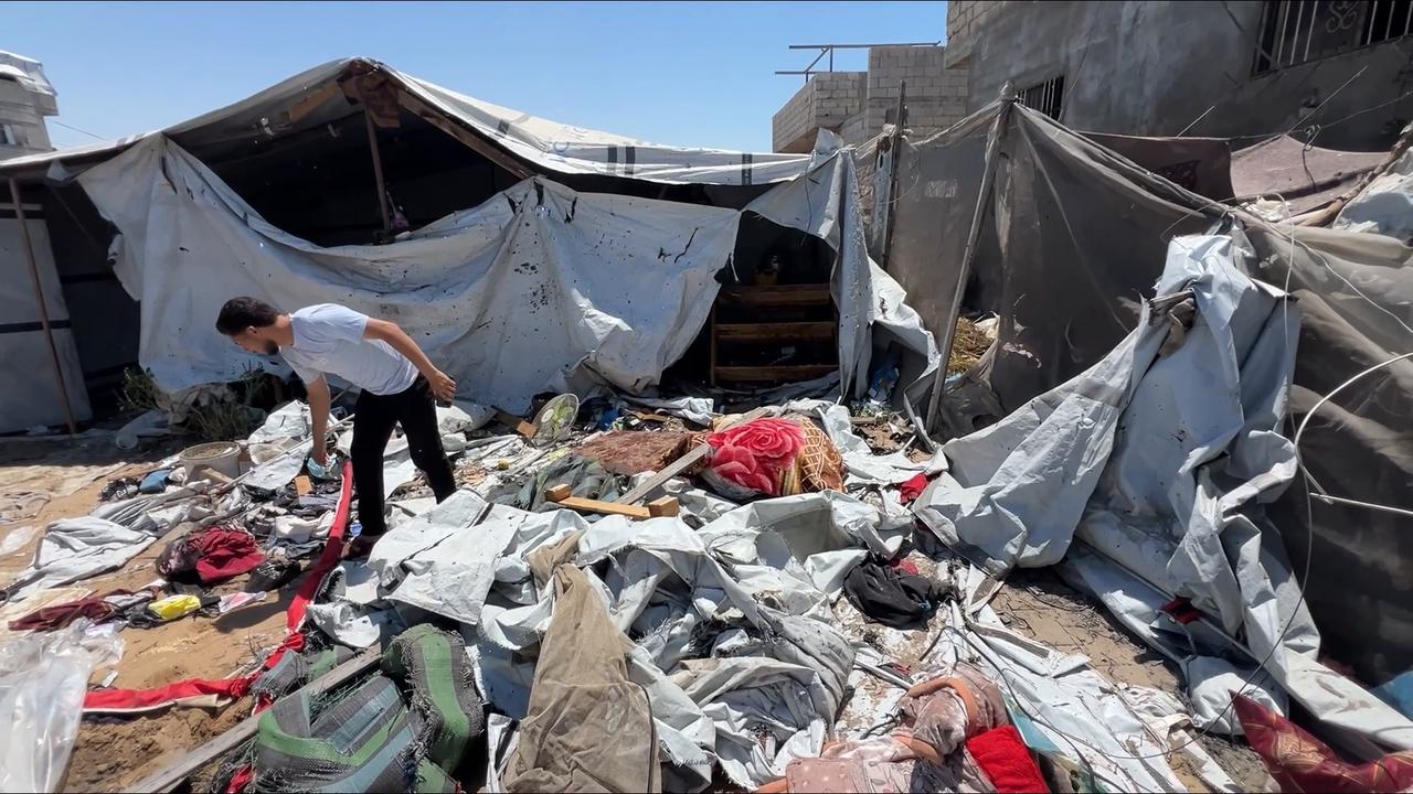 Video thumbnail for 2 Palestinians killed, 6 others injured in Israeli strike on Gaza displacement tents.