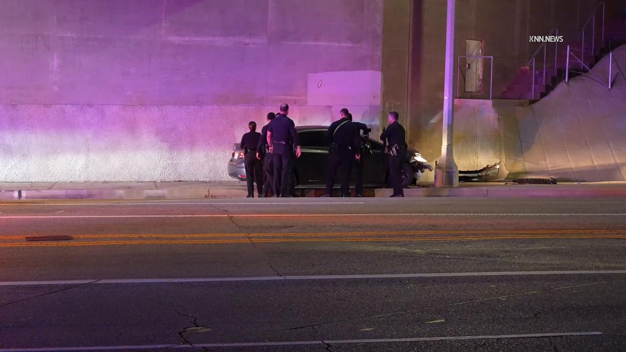 Video thumbnail for US, Los Angeles: Sherman Oaks High-Speed Pursuit Ends in Crash Near 405 Freeway.