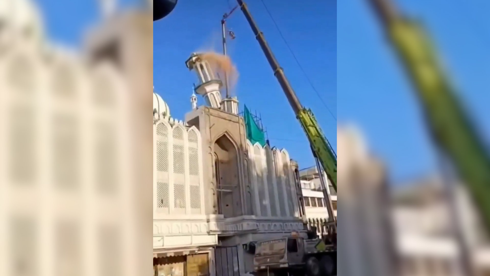 Video thumbnail for Minaret of Indian mosque collapses during controversial demolition