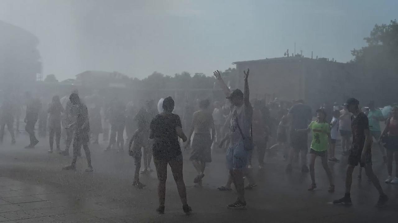 Video thumbnail for Germany: Berlin police deploy water cannons to cool residents amid intense heatwave (2).