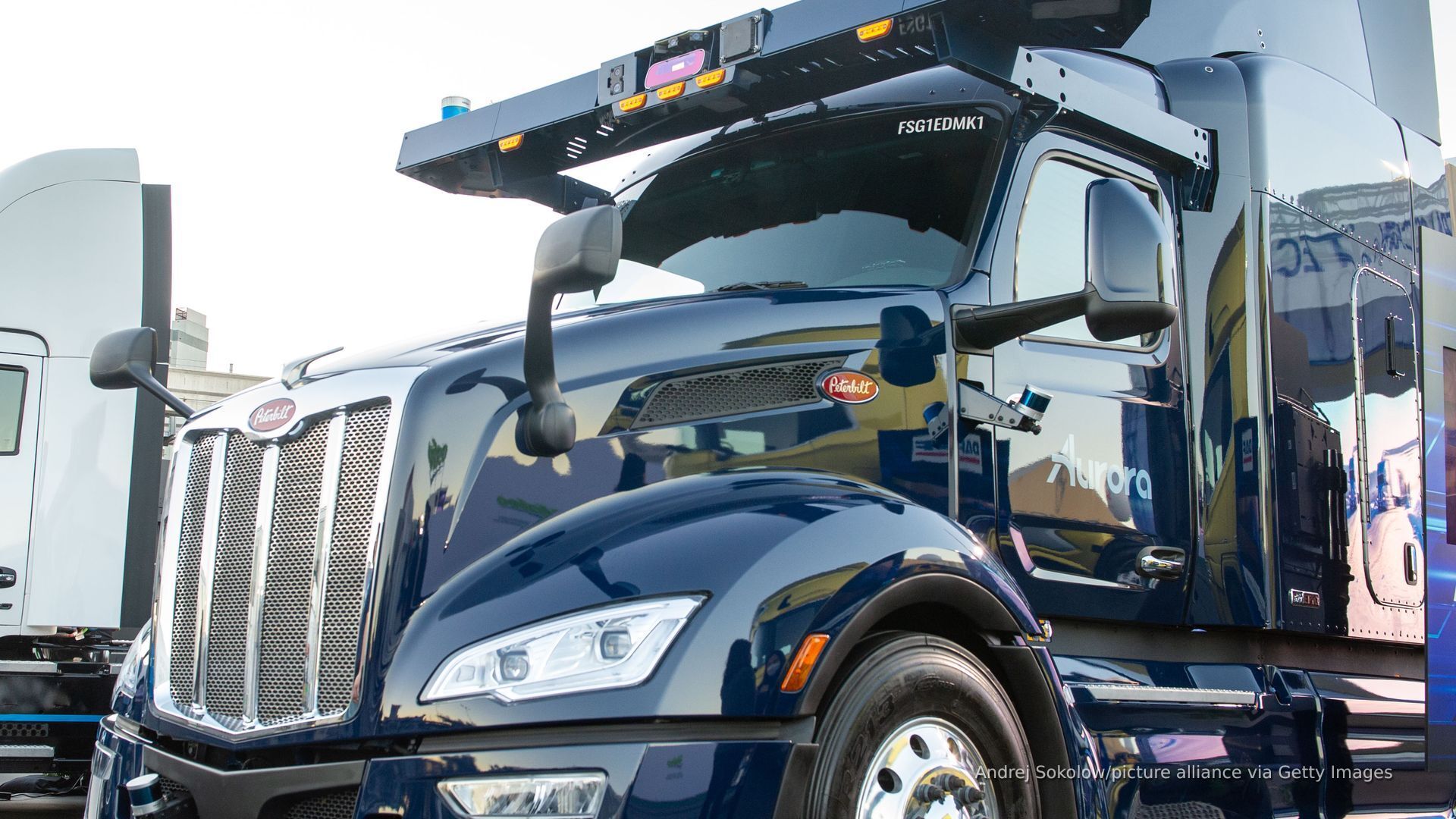 Video thumbnail for First driverless semi hits the highways in Texas