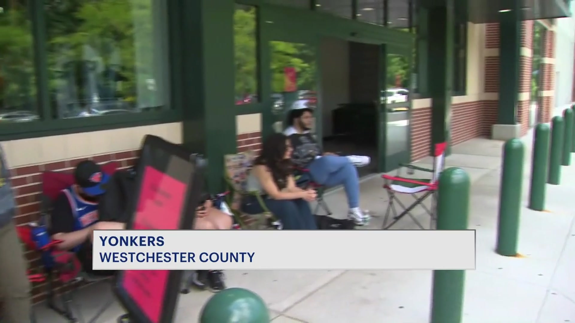 Video thumbnail for Fans line up overnight in Yonkers hoping to meet Knicks star OG Anunoby