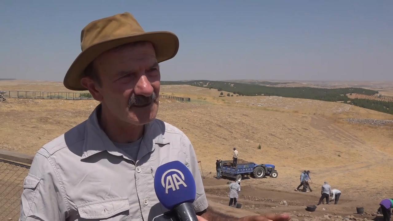 Video thumbnail for Türkiye: Turkish archaeologists uncover new structures believed to be homes at Gobeklitepe.