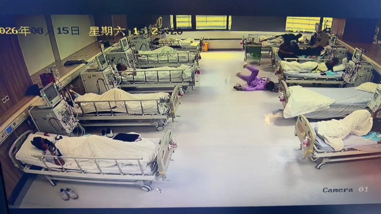 Video thumbnail for Nurse Takes a Tumble in Jiangsu Hospital Ward