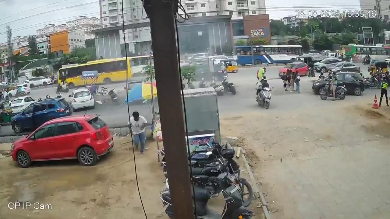 Video thumbnail for India: Balloon-filling gas cylinder explodes near Hyderabad mall, leaving four people injured.