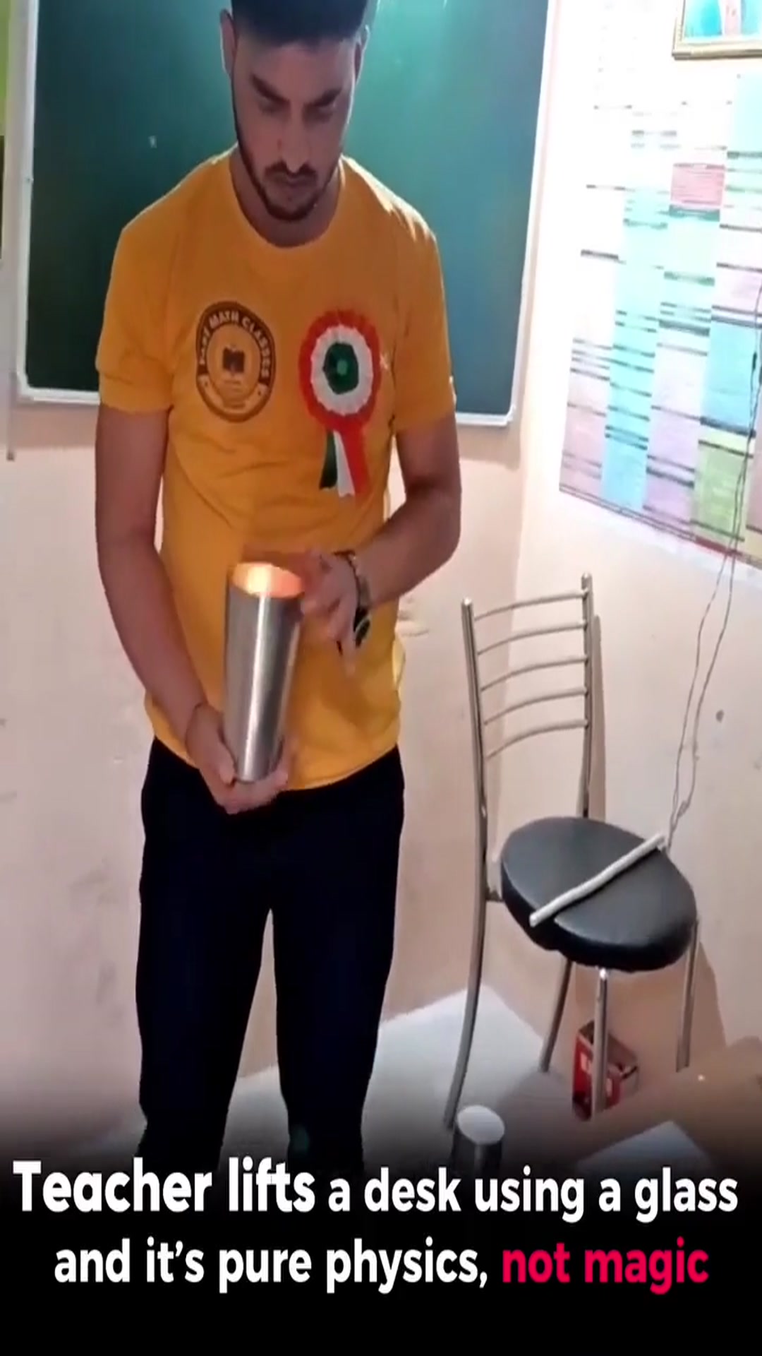 Video thumbnail for professor da uma aula de como o vácuo funciona