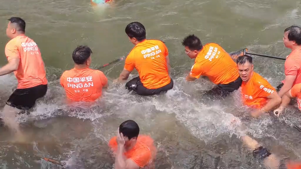 Video thumbnail for Dragon Boat Capsizes After Crash in Guangdong Race