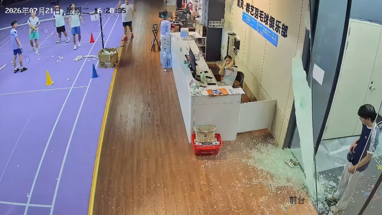 Video thumbnail for Badminton Player Smashes Glass Door in Hilarious Court Blunder