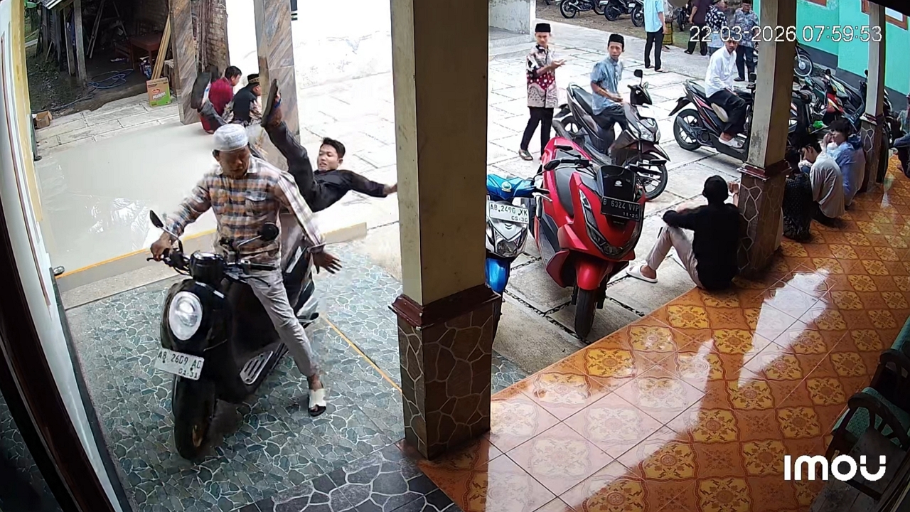 Video thumbnail for Hilarious Motorcycle Passenger Fall Caught on Camera in Indonesia