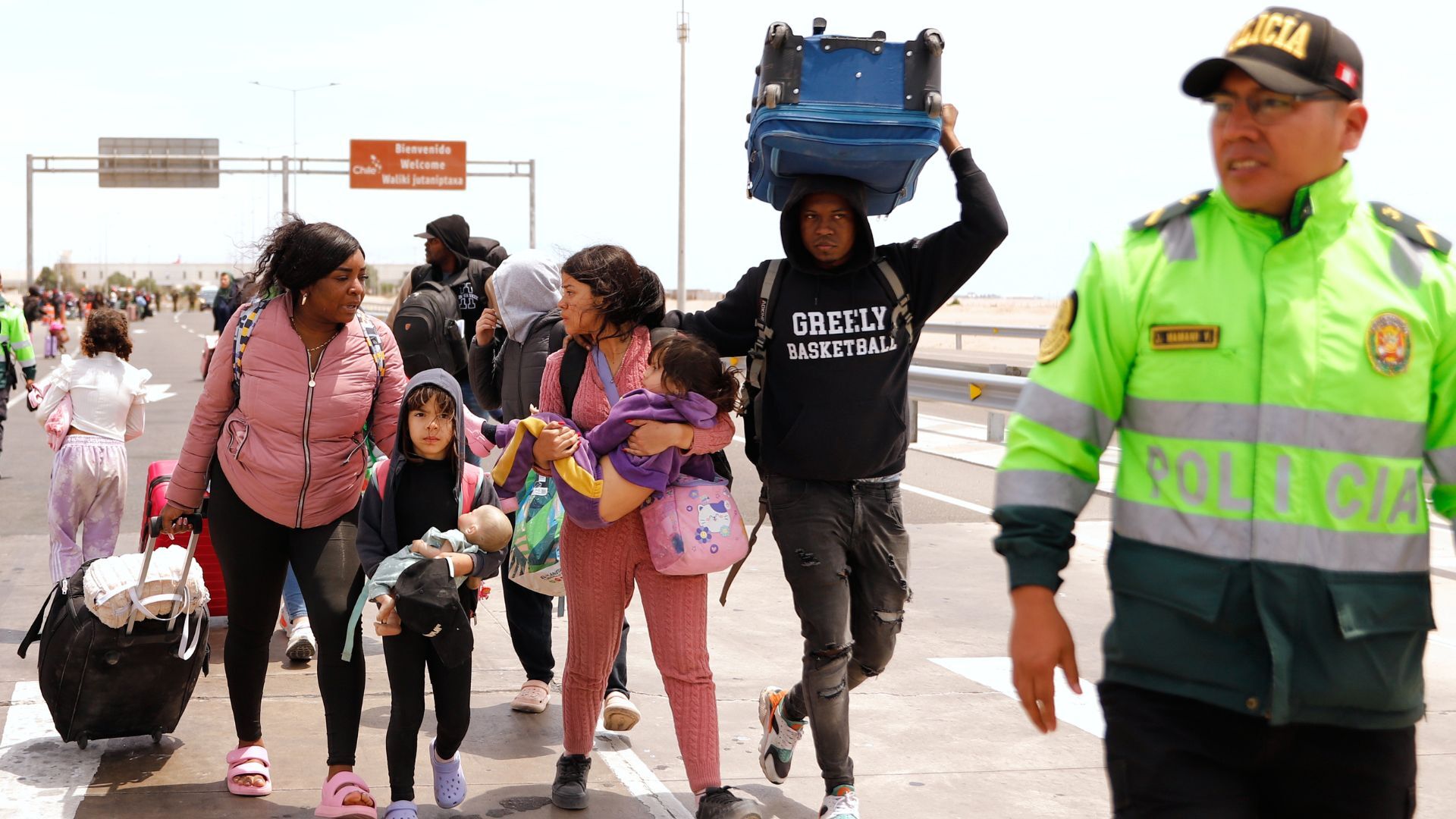 Video thumbnail for Peru, Chile confront border crisis as migrants stranded in freezing desert nights