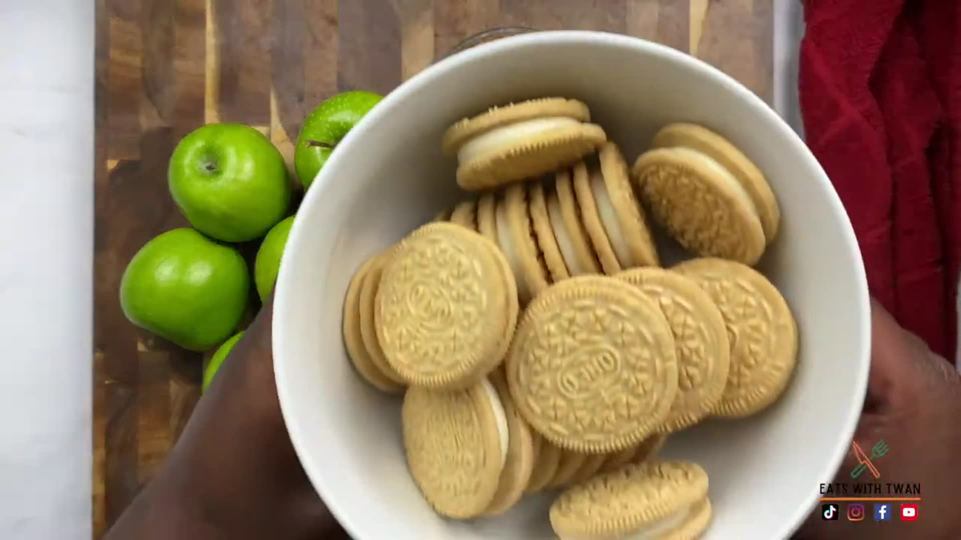 Video thumbnail for How to Make Easy Homemade Golden Oreo Apple Pie oreo applepie dessertrecipes(720P HD)