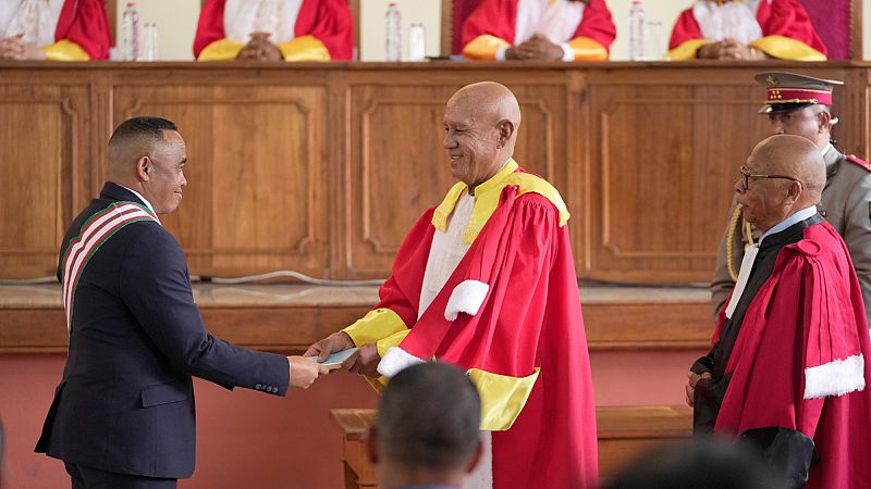 Video thumbnail for Madagascar coup leader sworn is as president, promises new elections within two years