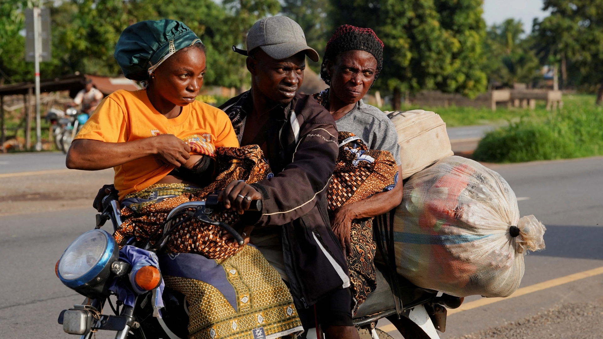 Video thumbnail for Nigeria attacks: Armed groups paralyse business in rural areas