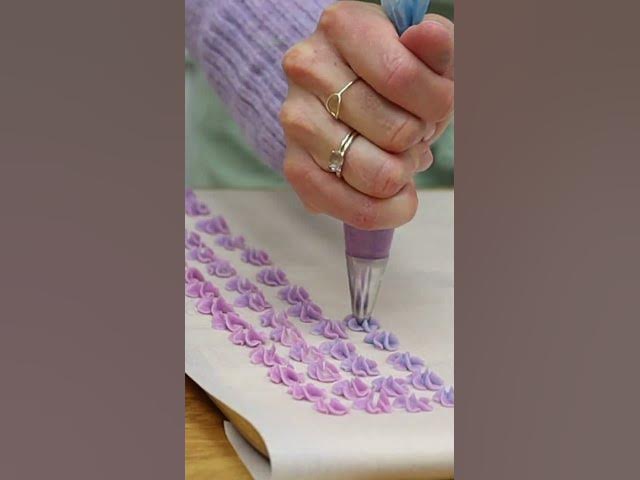 Video thumbnail for Still my favourite cake decorating technique! #cake #buttercream #cakedecorating #shorts