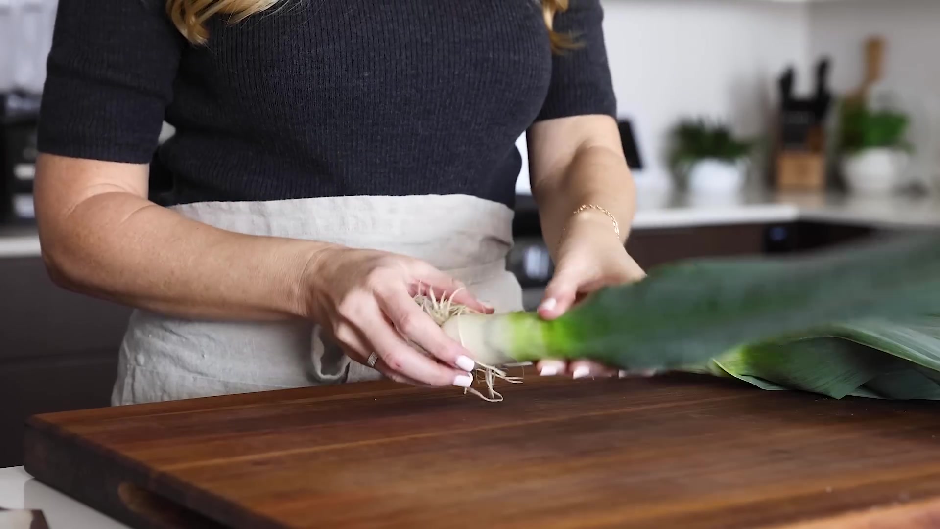Video thumbnail for 138.POTATO LEEK SOUP ¦ the coziest vegetarian soup recipe for winter (1080p 24fps)