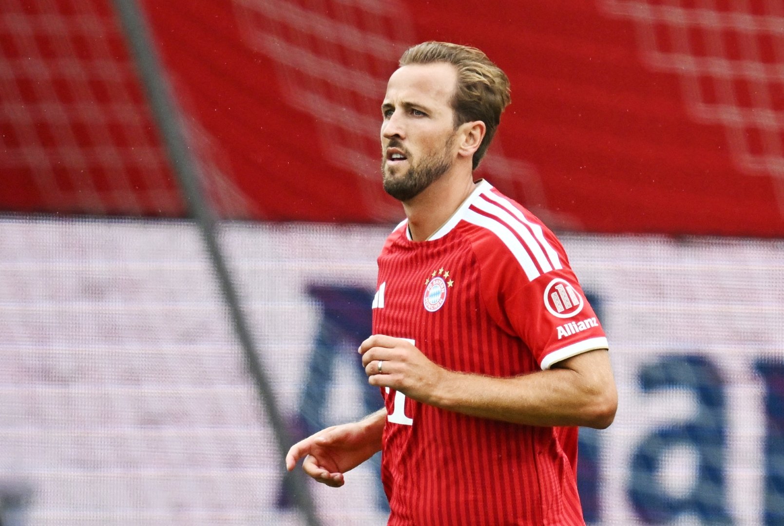 Video thumbnail for Harry Kane scores goal by winning Golden Shoe for the second time