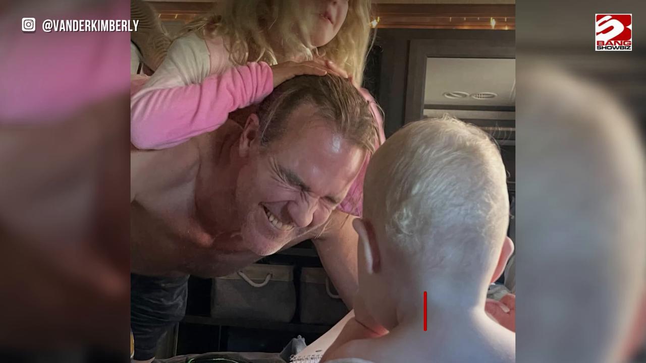 Video thumbnail for James Van Der Beek's widow marks first Father's Day since his death