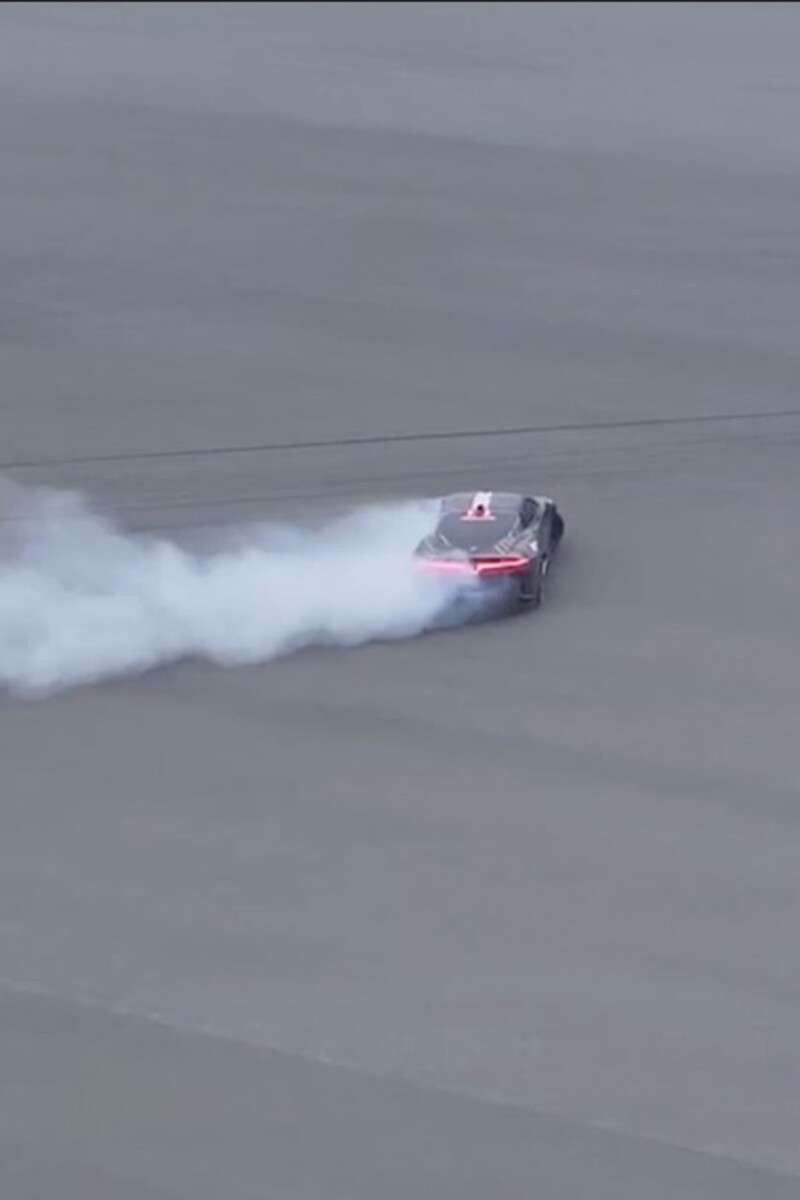 Video thumbnail for Fastest drift by an electric car  213.523 km/h (132.68 mph) by Jason Ye driving a HYPTEC SSR