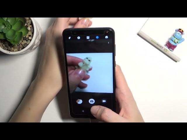 Video thumbnail for How to Take Moving Pictures in Honor 7X - Create Live Photos