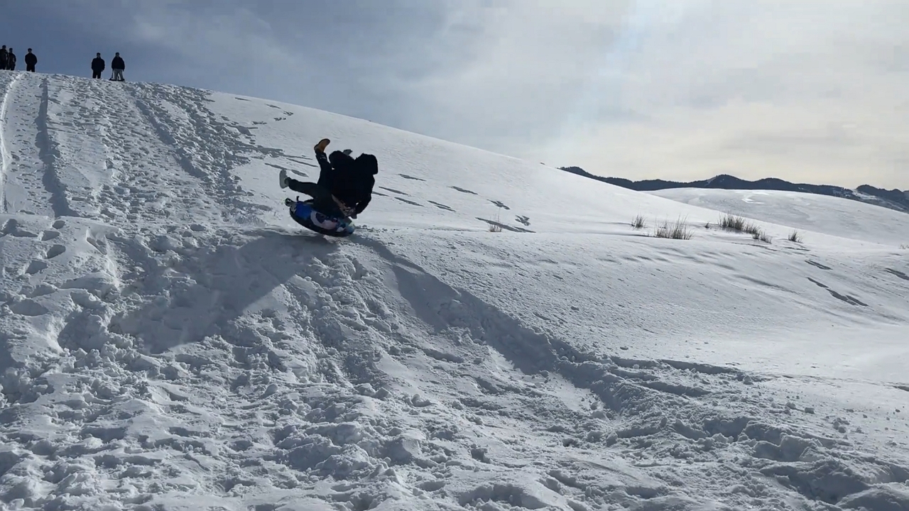Video thumbnail for Hilarious Snow Tubing Wipeout in Xinjiang!