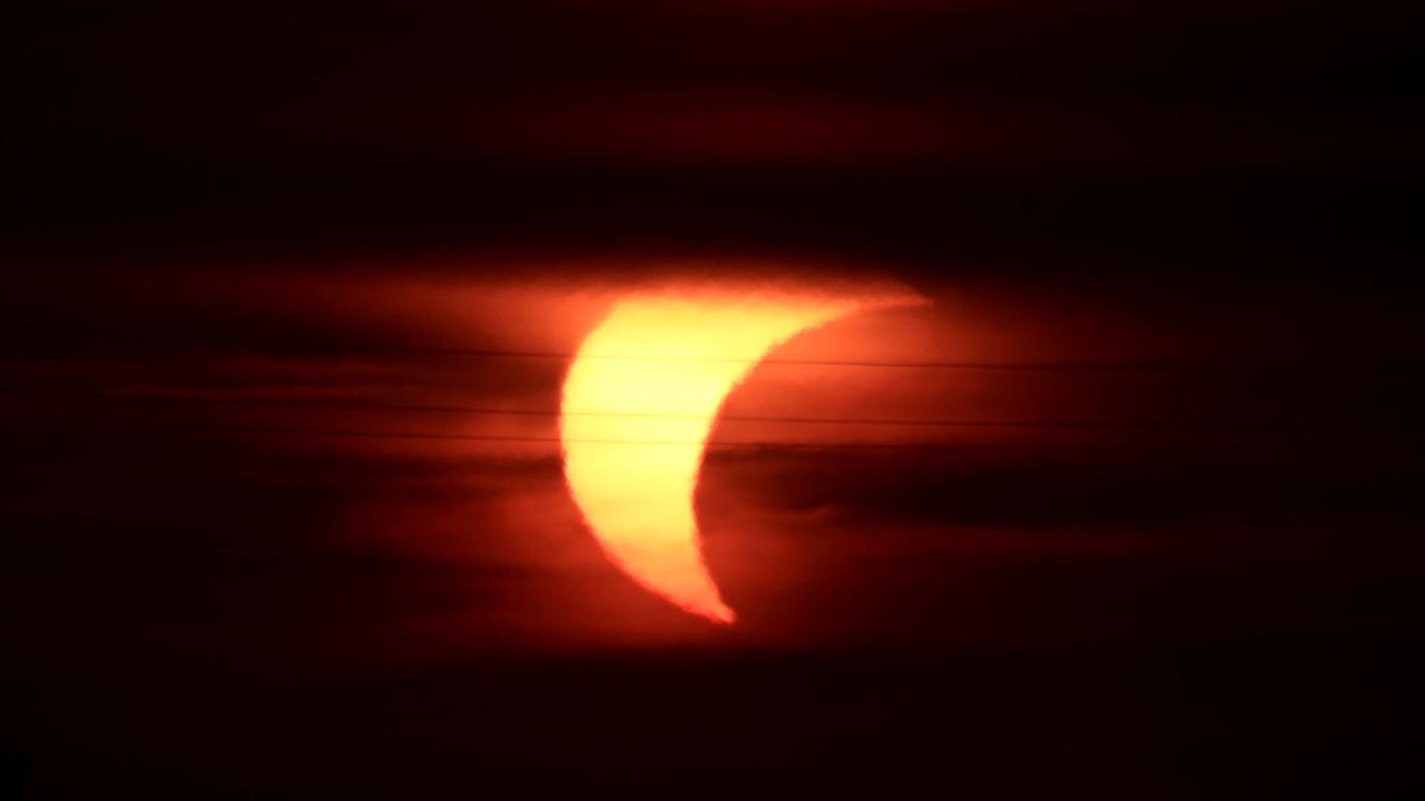 Video thumbnail for Italy: Partial solar eclipse at sunset with an airplane silhouette transit..