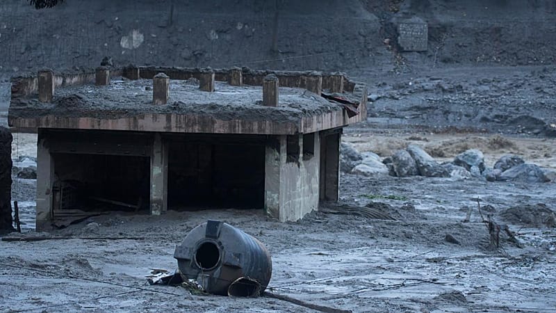 Video thumbnail for Nepal flash flood: dramatic footage shows Rasuwa valley engulfed