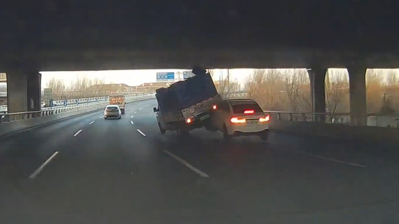 Video thumbnail for Unexpected Truck Crash in Tianjin