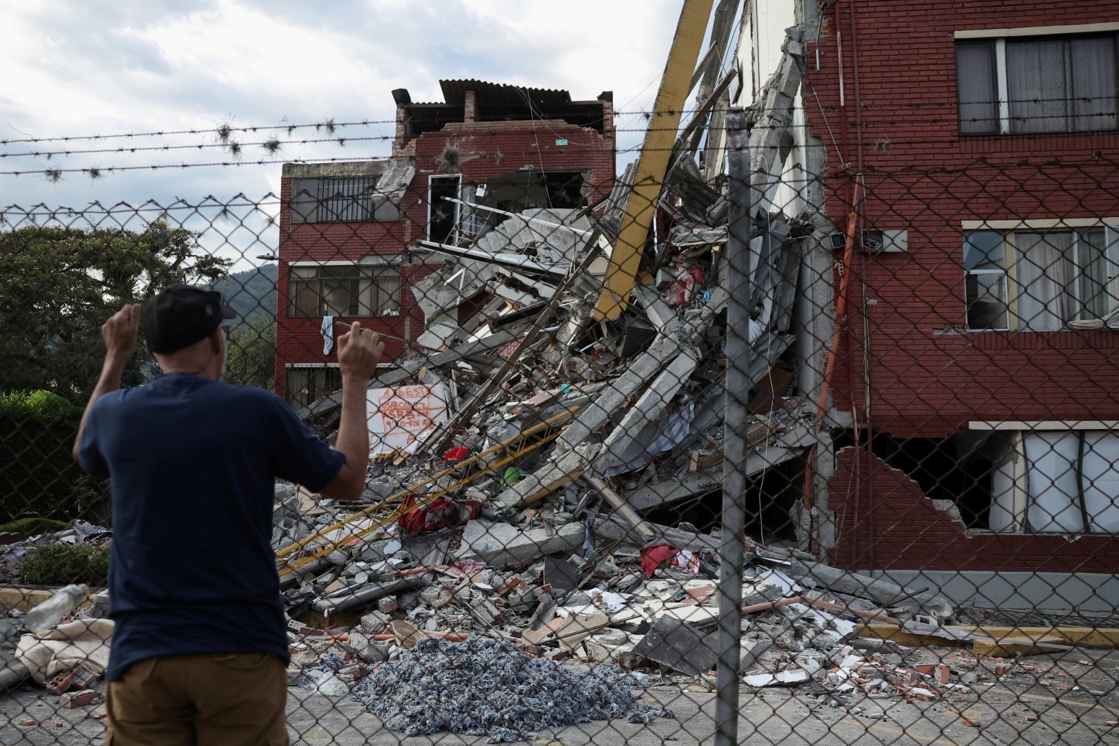 Video thumbnail for Colombia’s rescuers search rubble as hope fades on finding survivors