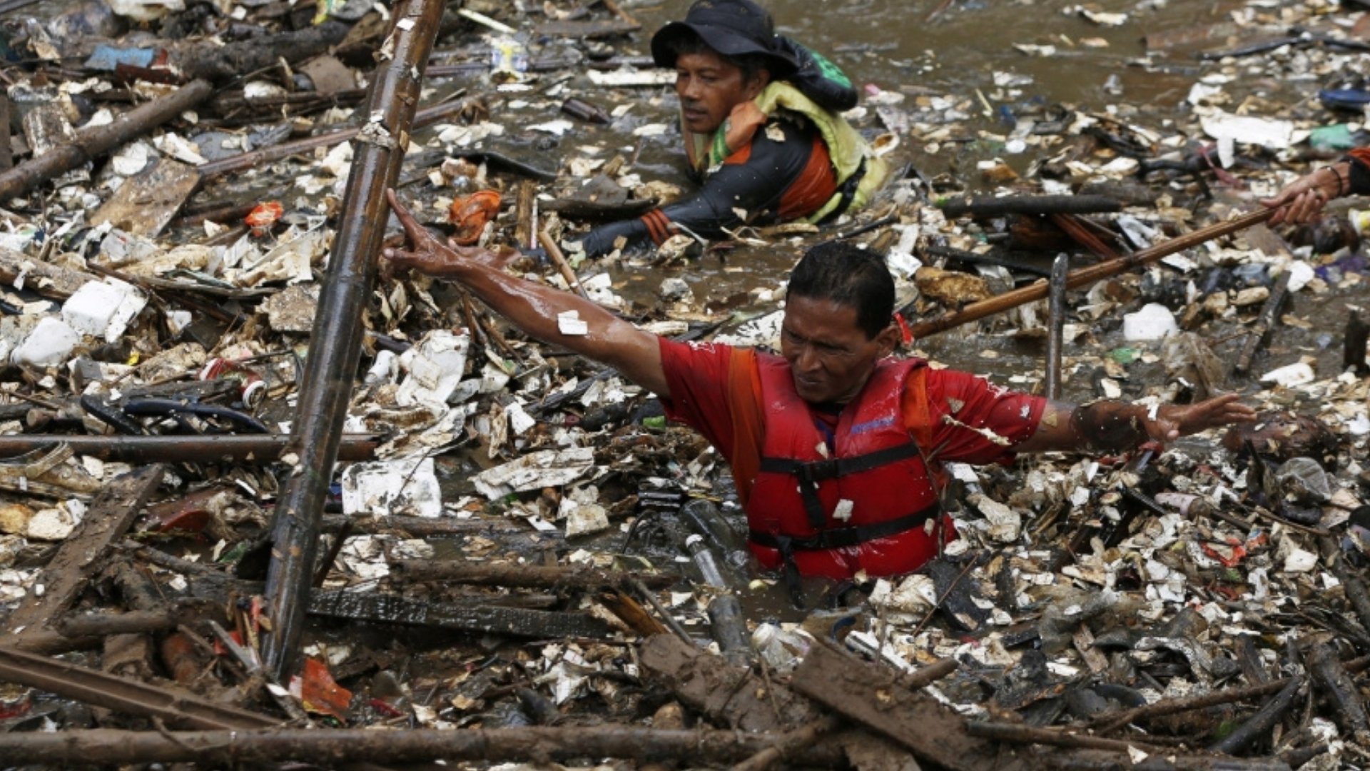 Video thumbnail for Indonesia's waste crisis : Many landfills in Indonesia have exceeded capacity