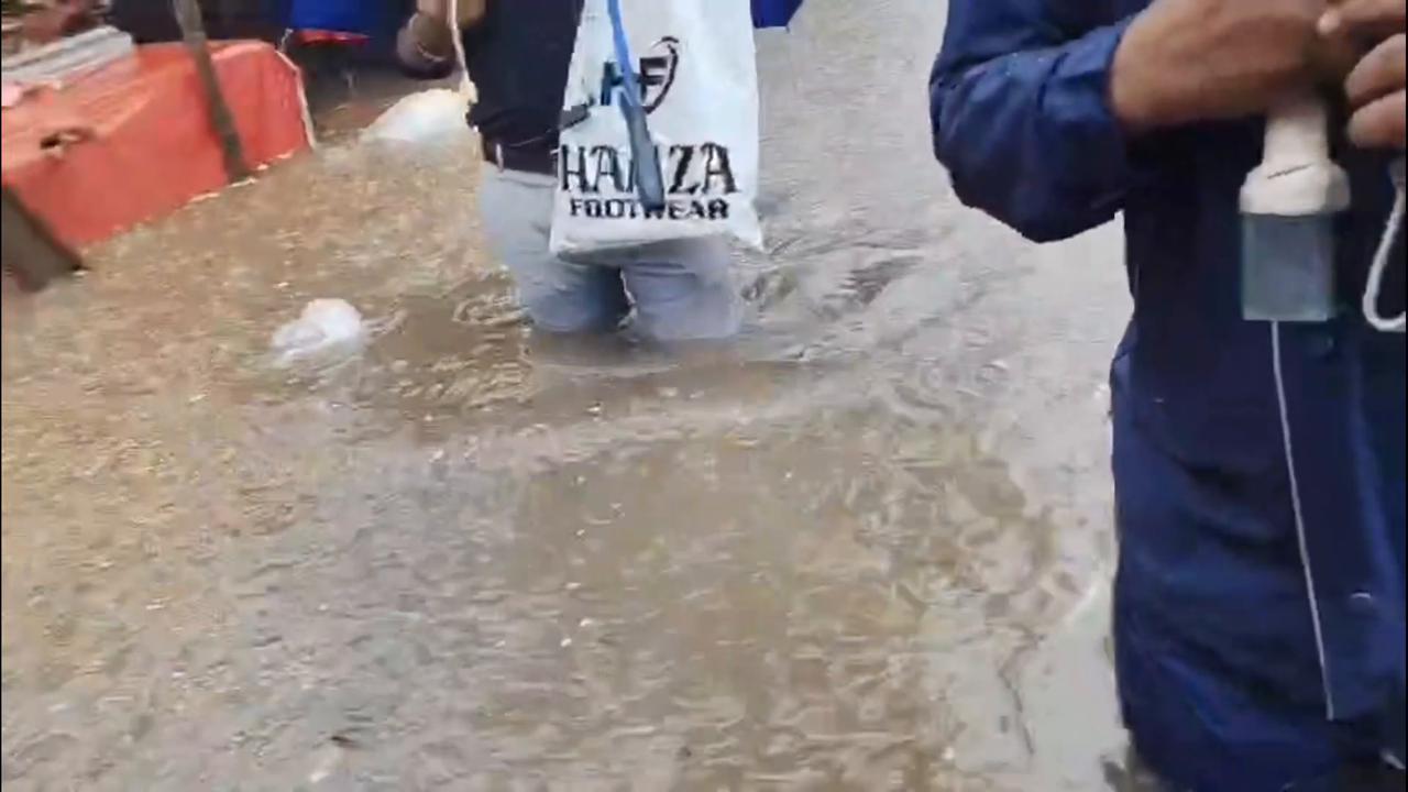 Video thumbnail for India: Waist-Deep Water Submerges Roads in Bhiwandi as Heavy Rain Batters Thane District.