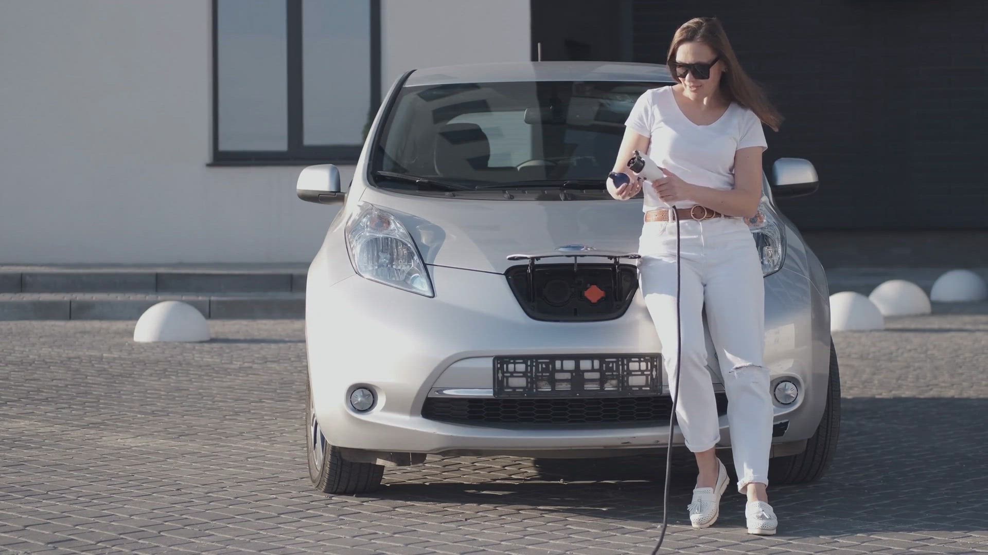 Video thumbnail for Why is My AA Battery Charger Blinking Red? [Reasons, Solutions]