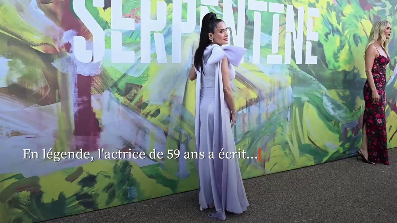 Video thumbnail for Salma Hayek est grand-mère pour la première fois.