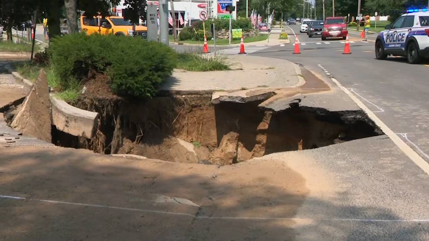 Video thumbnail for Crews repair water main break that caused large Smithtown sinkhole