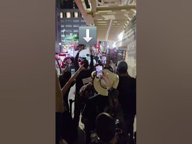 Video thumbnail for Jeff Goldblum's Fans Chant "Life Finds a Way", Awaiting The Jurassic Park Actor Post Performance