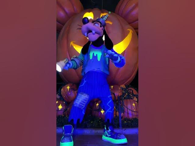 Video thumbnail for Disneyland new Halloween costumes! π #halloweentime #disneyland #disneyland70 #traveltips #shorts