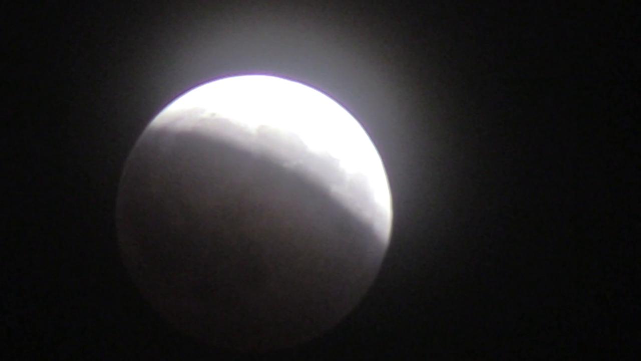 Video thumbnail for US: A total solar eclipse is seen in the Orlando.