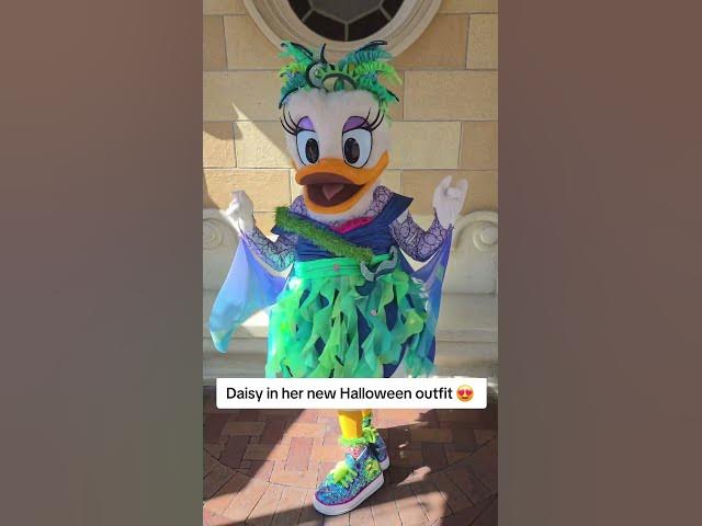 Video thumbnail for Slay it! π Daisy in new outfit. #disneyland #shorts #halloweentime #disneyland70 #daisy #disneylook