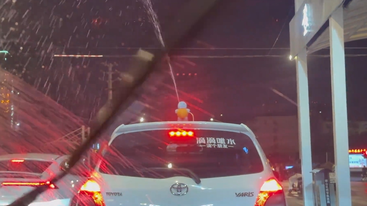 Video thumbnail for Driver Gets Sprayed by Water from Vehicle at Traffic Light in China