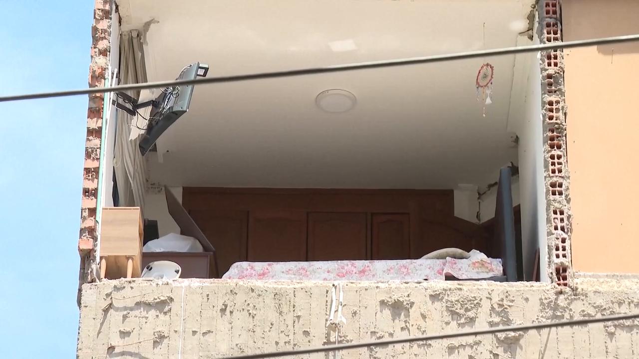Video thumbnail for Colombia: Colombia quake death toll rises to 250.