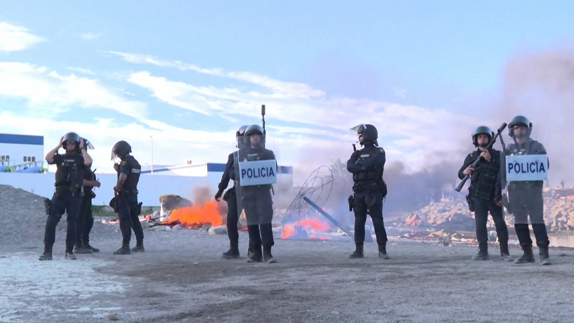 Video thumbnail for Anti-migrant protesters burn tents in Ceuta and block Red Cross aid